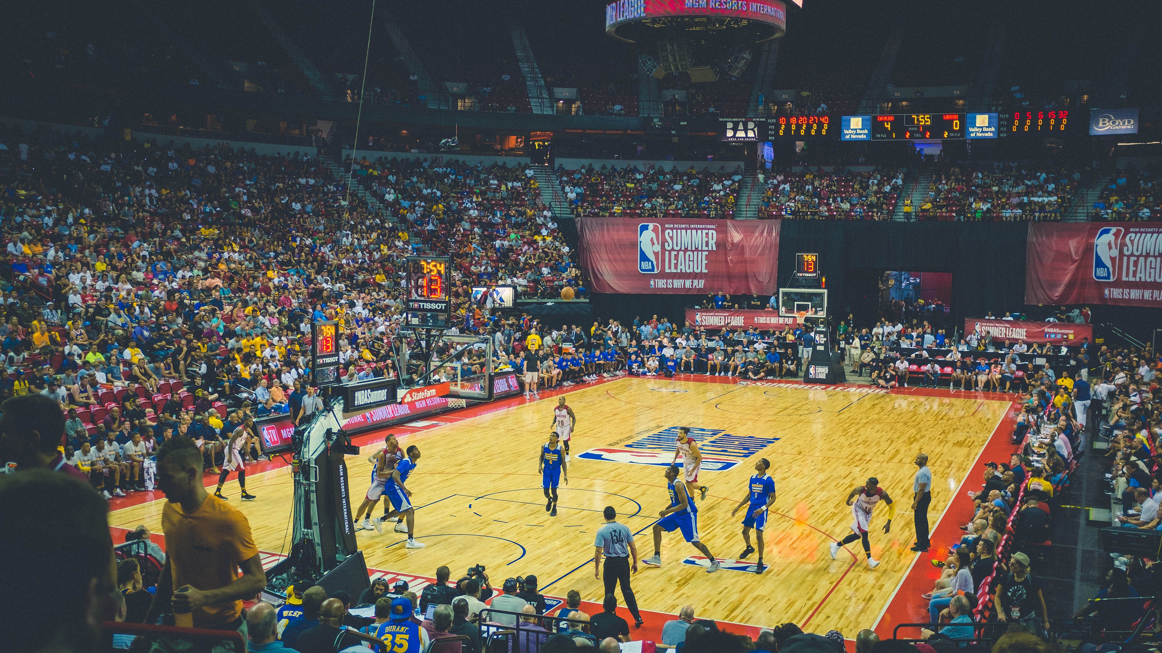 高校篮球联赛影响力逐步扩大,大学生体育热情高涨,大学篮球赛事